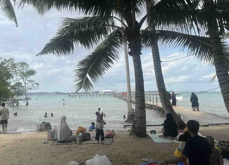 Piknik Seru di Pantai Bale-Bale